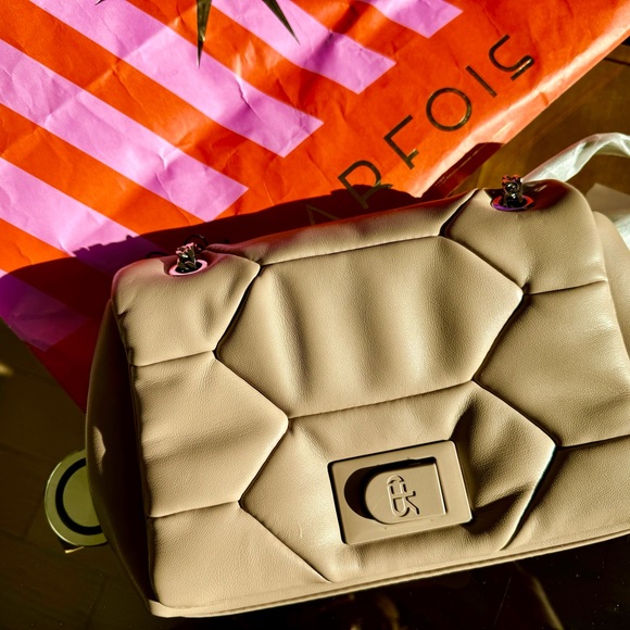 PARFOIS beauty, new camel-color crossbody bag, w silver hardware + chain strap - Picture 3 of 6